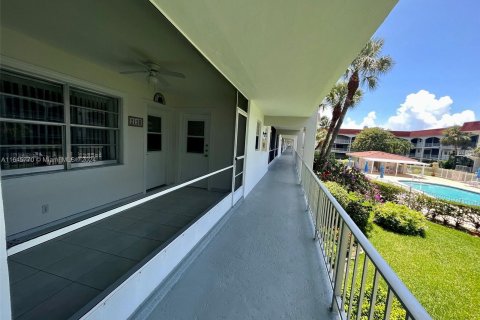 Condo in Hallandale Beach, Florida, 1 bedroom  № 1328581 - photo 4