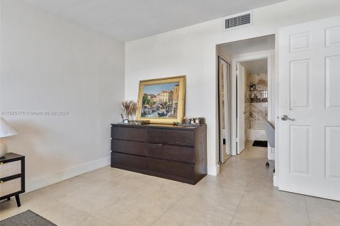 Condominio en venta en Bay Harbor Islands, Florida, 2 dormitorios, 82.13 m2 № 1171463 - foto 19