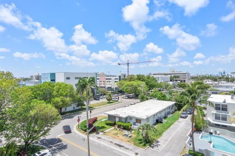 Condo in Bay Harbor Islands, Florida, 2 bedrooms  № 1171463 - photo 27