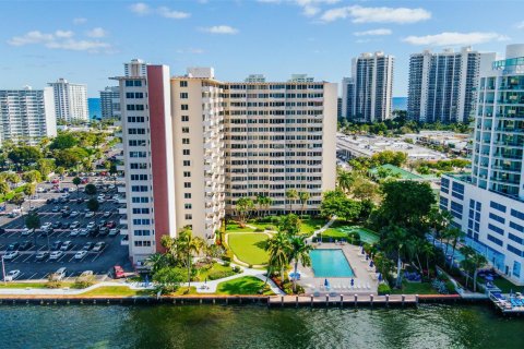 Condominio en venta en Fort Lauderdale, Florida, 2 dormitorios, 100.98 m2 № 638775 - foto 1