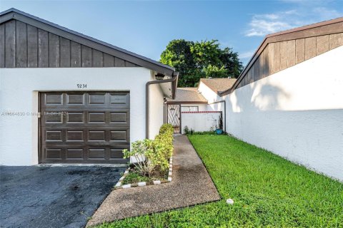 Condo in Tamarac, Florida, 2 bedrooms  № 1378981 - photo 3