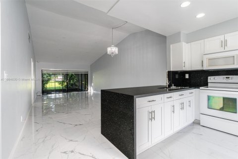 Copropriété à vendre à Tamarac, Floride: 2 chambres, 98.48 m2 № 1378981 - photo 4