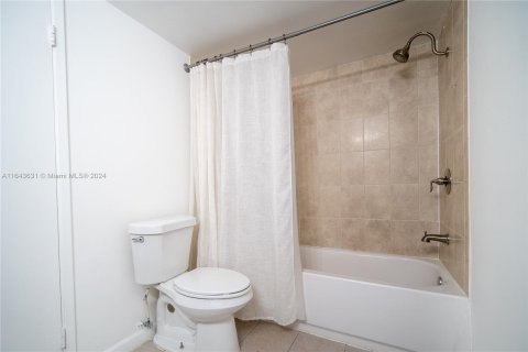 Condo in Miami, Florida, 2 bedrooms  № 1353723 - photo 18