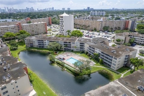 Condo in Miami, Florida, 2 bedrooms  № 1353723 - photo 30