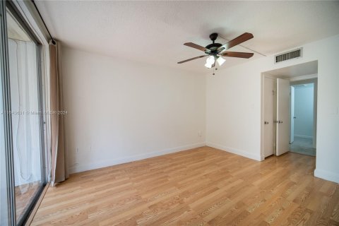 Condo in Miami, Florida, 2 bedrooms  № 1353723 - photo 15