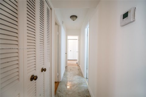 Condo in Miami, Florida, 2 bedrooms  № 1353723 - photo 12