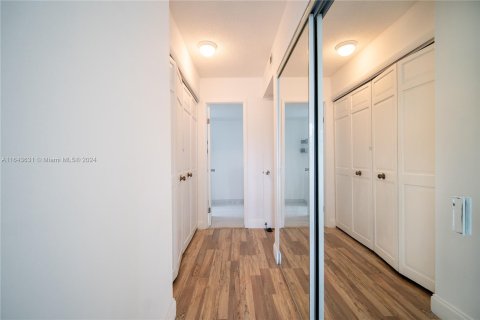 Condo in Miami, Florida, 2 bedrooms  № 1353723 - photo 26