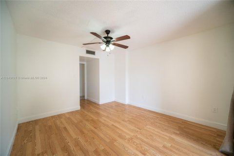 Condo in Miami, Florida, 2 bedrooms  № 1353723 - photo 17