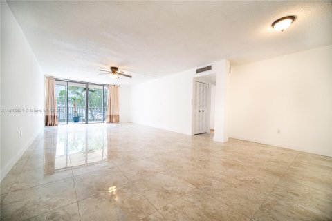 Condo in Miami, Florida, 2 bedrooms  № 1353723 - photo 9