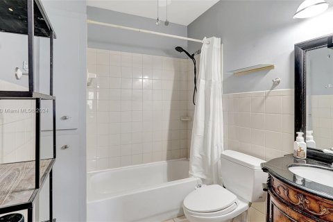 Condo in Fort Lauderdale, Florida, 2 bedrooms  № 1223895 - photo 17