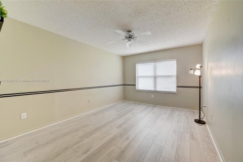 Condominio en venta en Coconut Creek, Florida, 2 dormitorios, 120.59 m2 № 1209609 - foto 18