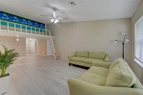 Condominio en venta en Coconut Creek, Florida, 2 dormitorios, 120.59 m2 № 1209609 - foto 2