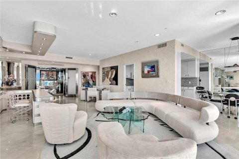 Condominio en venta en Bal Harbour, Florida, 2 dormitorios, 205.31 m2 № 1347756 - foto 18