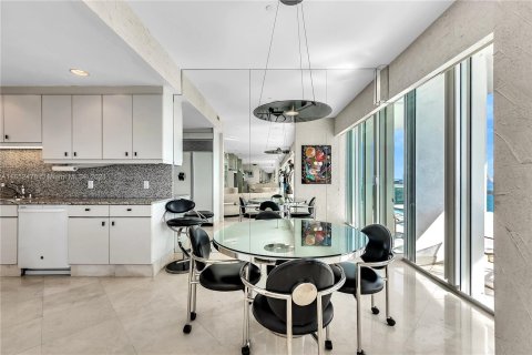 Condominio en venta en Bal Harbour, Florida, 2 dormitorios, 205.31 m2 № 1347756 - foto 29