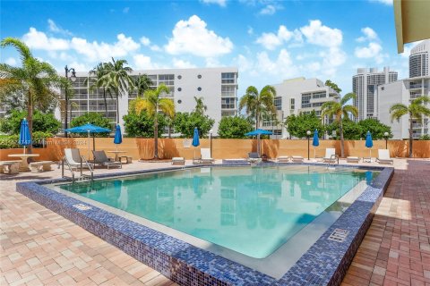 Condo in Sunny Isles Beach, Florida, 1 bedroom  № 1347700 - photo 17