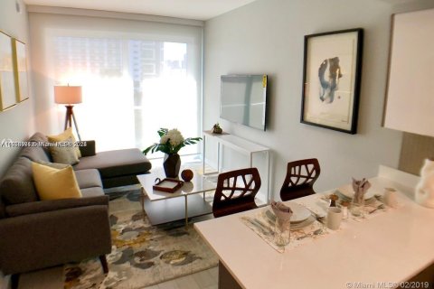 Condominio en alquiler en Miami, Florida, 1 dormitorio, 52.03 m2 № 1355363 - foto 1