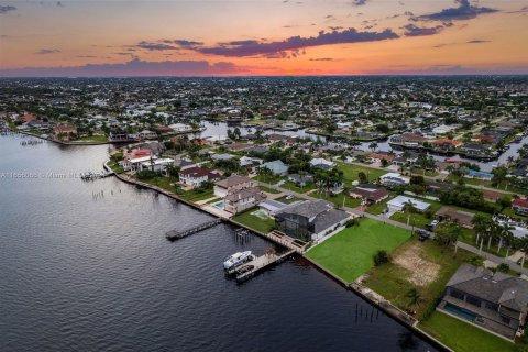 Land in Cape Coral, Florida № 1355361 - photo 1