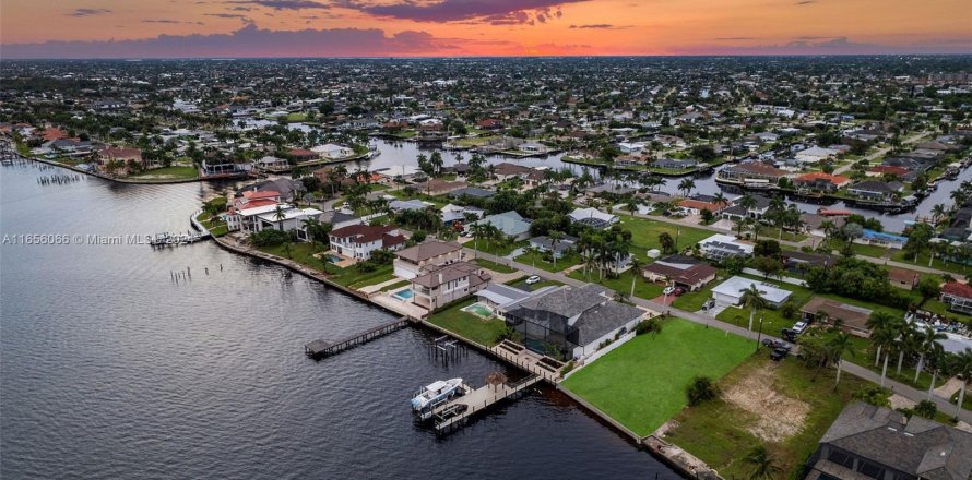 Terrain à Cape Coral, Floride № 1355361