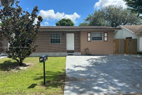 Villa ou maison à louer à Miramar, Floride: 2 chambres, 143.81 m2 № 1355358 - photo 3