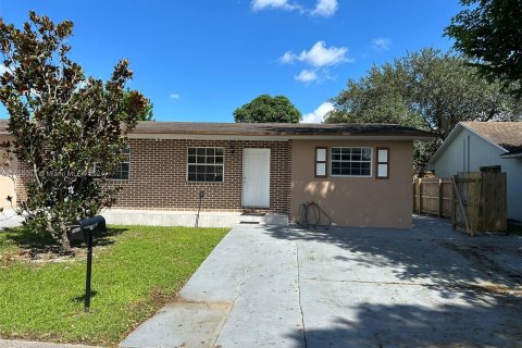 House in Miramar, Florida 2 bedrooms, 143.81 sq.m. № 1355358 - photo 1