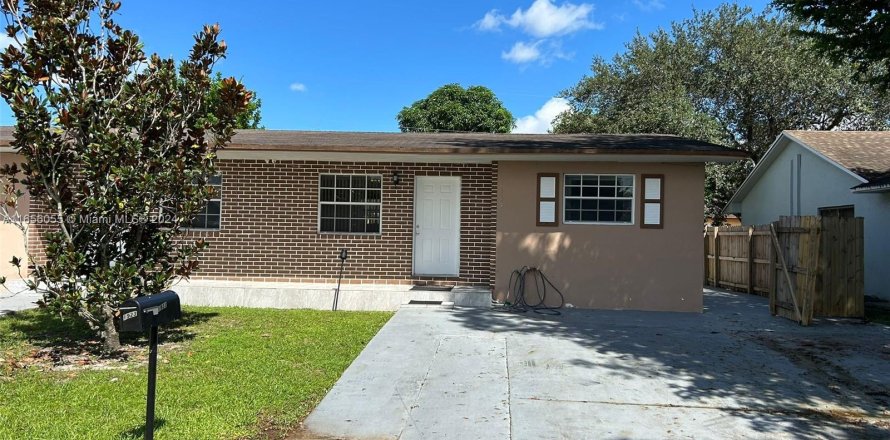 House in Miramar, Florida 2 bedrooms, 143.81 sq.m. № 1355358