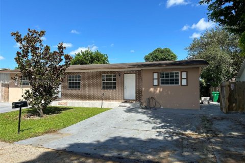 Villa ou maison à louer à Miramar, Floride: 2 chambres, 143.81 m2 № 1355358 - photo 2