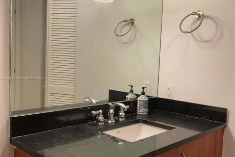 Condo in Miami, Florida, 1 bedroom  № 1384484 - photo 12