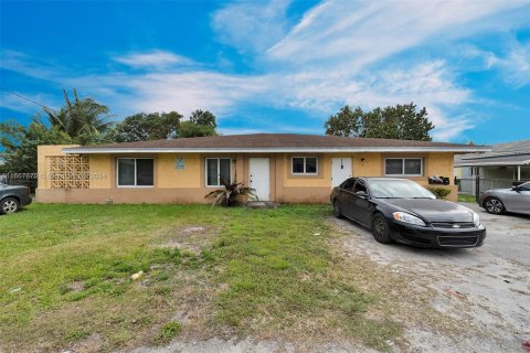 Immobilier commercial à vendre à Miami, Floride: 459.96 m2 № 1384485 - photo 1