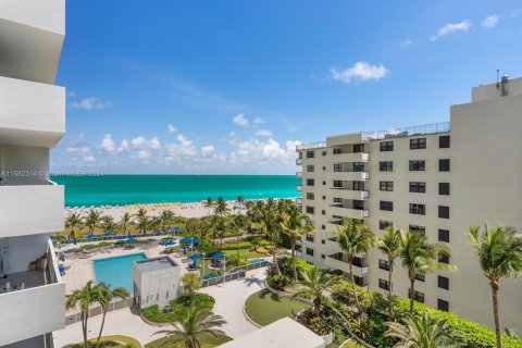 Condo in Miami Beach, Florida, 1 bedroom  № 1162215 - photo 17