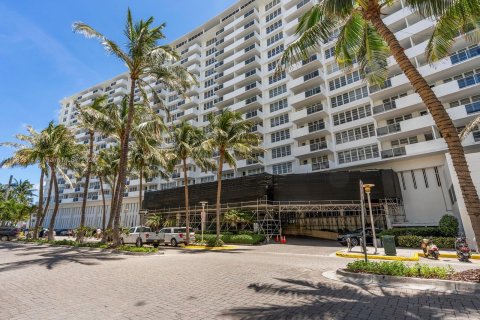 Condo in Miami Beach, Florida, 1 bedroom  № 1162215 - photo 2