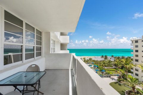 Condo in Miami Beach, Florida, 1 bedroom  № 1162215 - photo 1