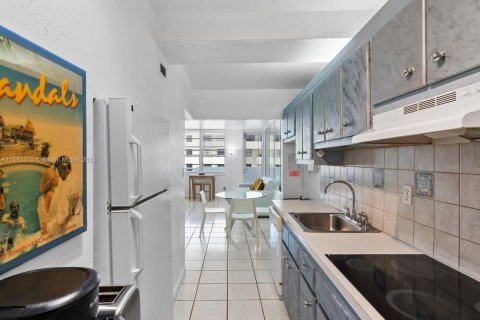 Condo in Miami Beach, Florida, 1 bedroom  № 1162215 - photo 11