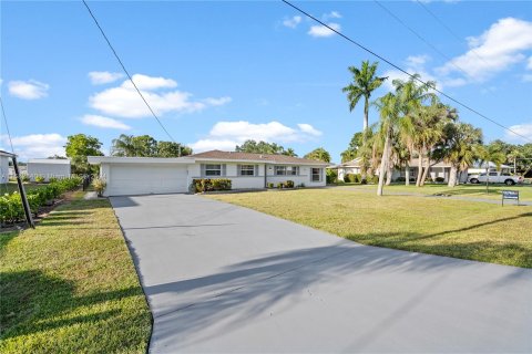 House in Fort Myers, Florida 3 bedrooms, 140.38 sq.m. № 1162217 - photo 5