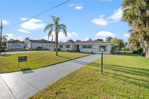 House in Fort Myers, Florida 3 bedrooms, 140.38 sq.m. № 1162217 - photo 6