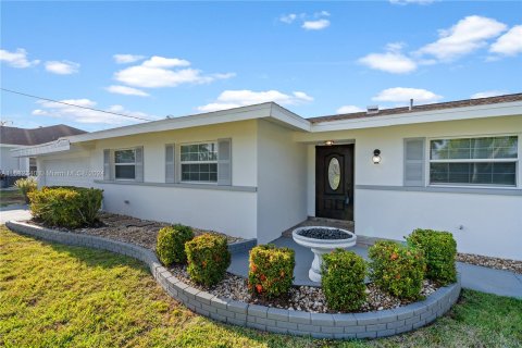 House in Fort Myers, Florida 3 bedrooms, 140.38 sq.m. № 1162217 - photo 7