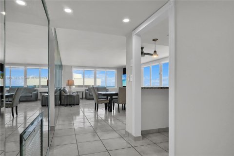 Copropriété à vendre à Miami Beach, Floride: 2 chambres, 132.85 m2 № 1238161 - photo 15