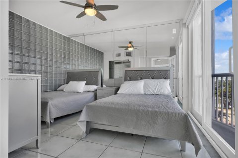 Condo in Miami Beach, Florida, 2 bedrooms  № 1238161 - photo 21