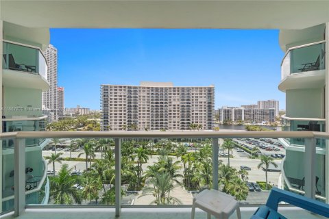 Condo in Hollywood, Florida, 1 bedroom  № 1383568 - photo 2