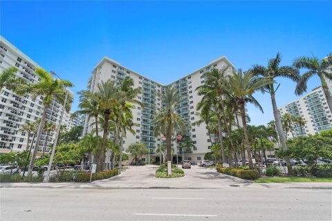 Copropriété à vendre à Hollywood, Floride: 1 chambre, 73.3 m2 № 1383568 - photo 1