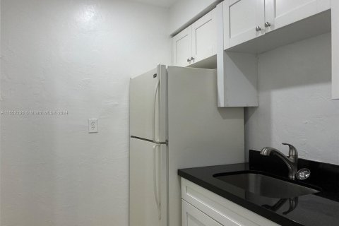 Apartamento en alquiler en Miami, Florida, 2 dormitorios, 60.39 m2 № 1345688 - foto 8