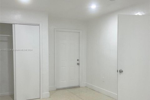 Apartamento en alquiler en Miami, Florida, 2 dormitorios, 60.39 m2 № 1345688 - foto 3