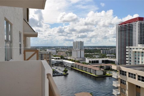 Condominio en alquiler en Hallandale Beach, Florida, 1 dormitorio, 120.77 m2 № 1387757 - foto 1