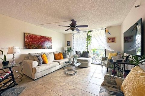 Condominio en venta en Pembroke Pines, Florida, 2 dormitorios, 91.04 m2 № 1007189 - foto 1