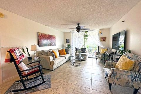 Condominio en venta en Pembroke Pines, Florida, 2 dormitorios, 91.04 m2 № 1007189 - foto 3