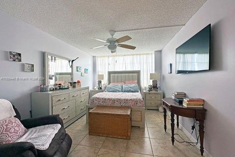 Condo in Pembroke Pines, Florida, 2 bedrooms  № 1007189 - photo 13