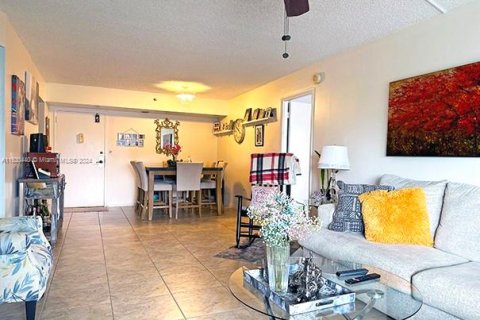 Condominio en venta en Pembroke Pines, Florida, 2 dormitorios, 91.04 m2 № 1007189 - foto 6