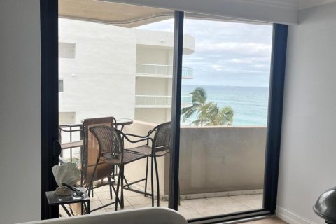 Condominio en alquiler en Riviera Beach, Florida, 3 dormitorios, 133.04 m2 № 1007292 - foto 11