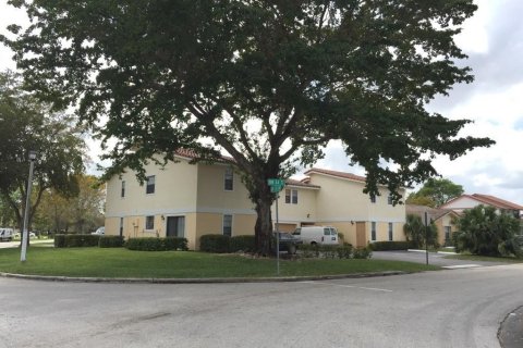 Immobilier commercial à vendre à Coral Springs, Floride: 631.74 m2 № 998343 - photo 1
