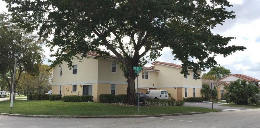 Immobilier commercial à Coral Springs, Floride 631.74 m2 № 998343