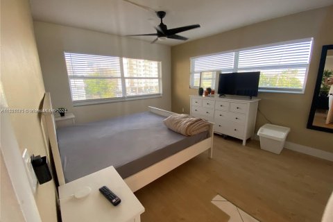 Condominio en venta en Hallandale Beach, Florida, 2 dormitorios, 97.55 m2 № 997851 - foto 7